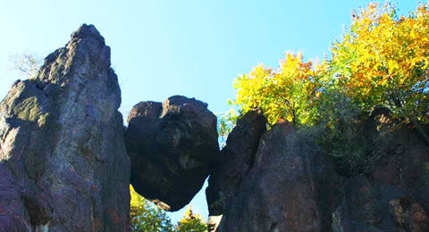 丫髻山海拔363米,丫髻山上的碧霞元君祠为京东著名道观,始建于唐代